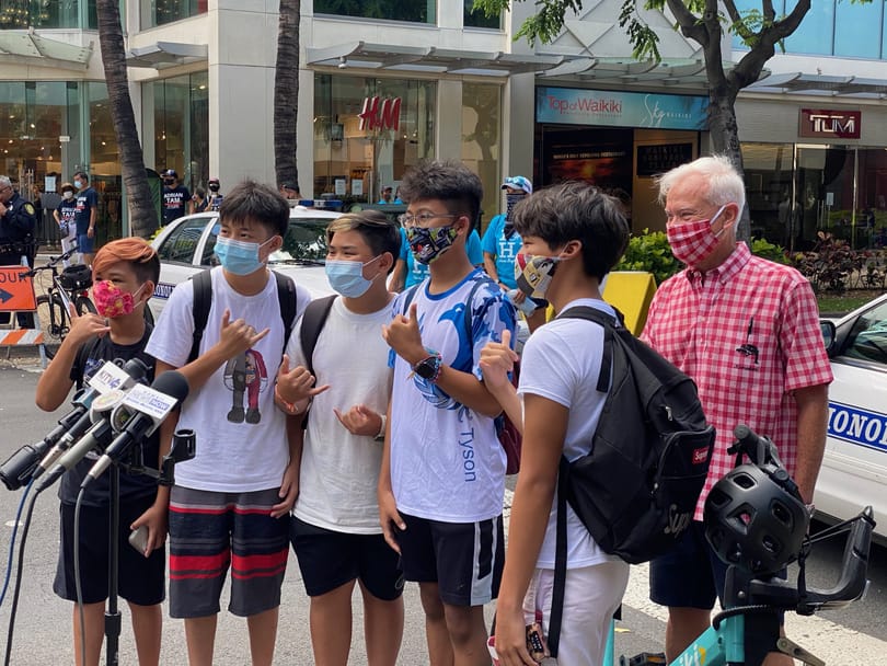 First in Hawaii: Honolulu Mayor makes tourists take the oath of wearing a mask