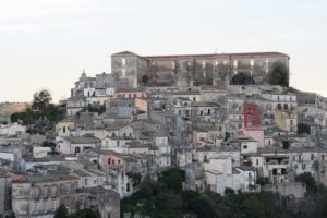 12 Den generelle utsikten over Ibla og slottet sett fra Ragusa by | eTurboNews | eTN