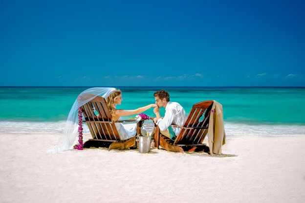 Um casamento em um destino de viagem pode realmente economizar dinheiro?