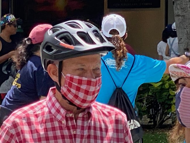 Els turistes de Hawaii juren portar una màscara a Waikiki: administrat per l'alcalde Caldwell